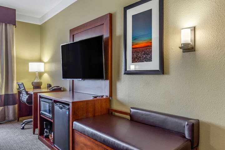 Comfort Suites Plainview