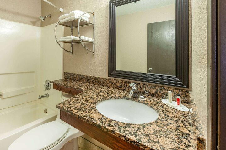 Super 8 by Wyndham Roseville / Detroit Area