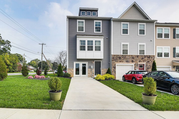 2 Mi to Hollywood Casino: Charles Town Townhome!