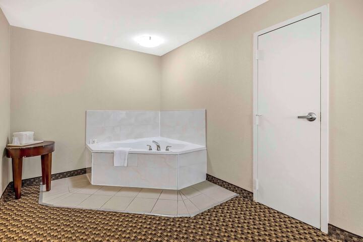 Comfort Suites Port Allen - Baton Rouge