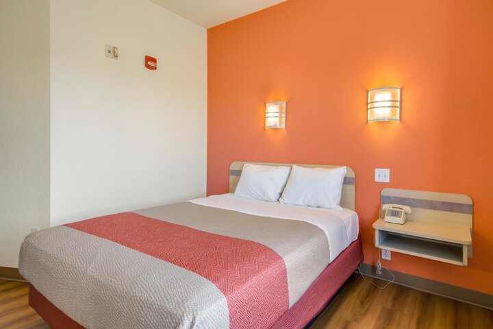 Howard Johnson by Wyndham Lemoore Near Naval Air Station