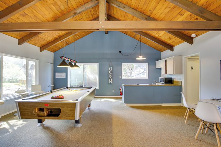 Comfortable Lincoln City Condo w / Patio & Views!