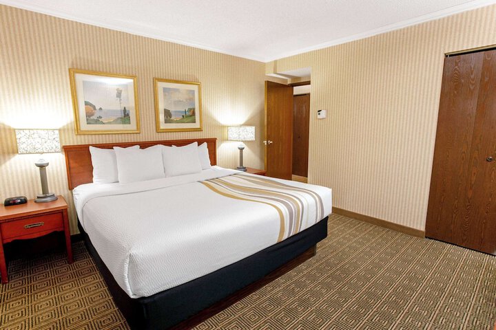 Room 9 of 28