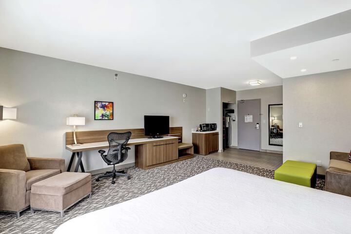 Room 27 of 48