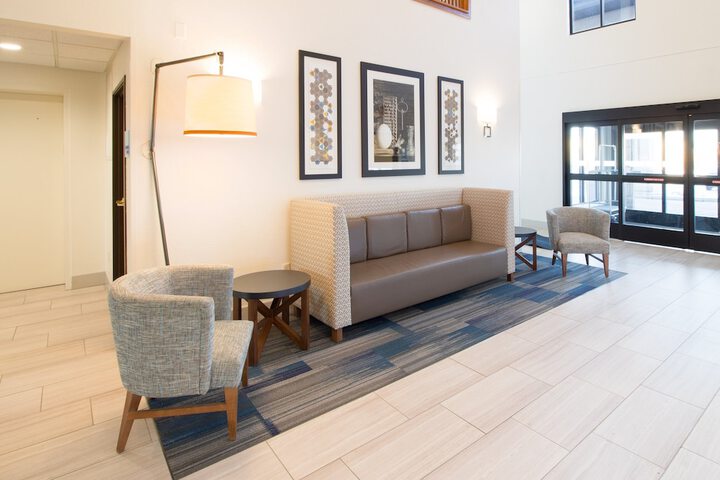 Holiday Inn Express & Suites Worthington by IHG
