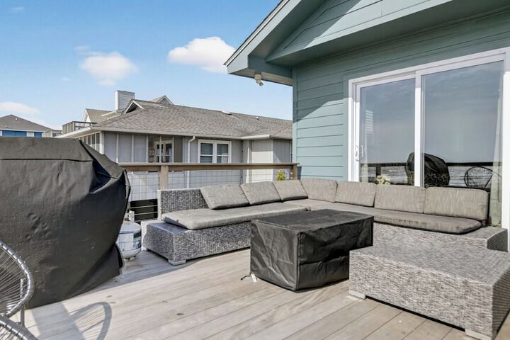 Lighthouse by Avantstay Beachfront View Home w / Pool Table & Ping Pong