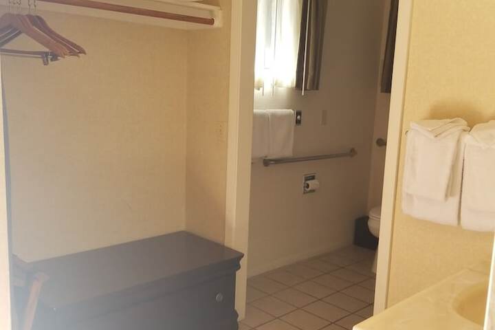 Room 11 of 34