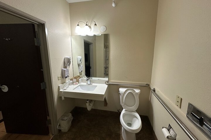 Econo Lodge Inn & Suites