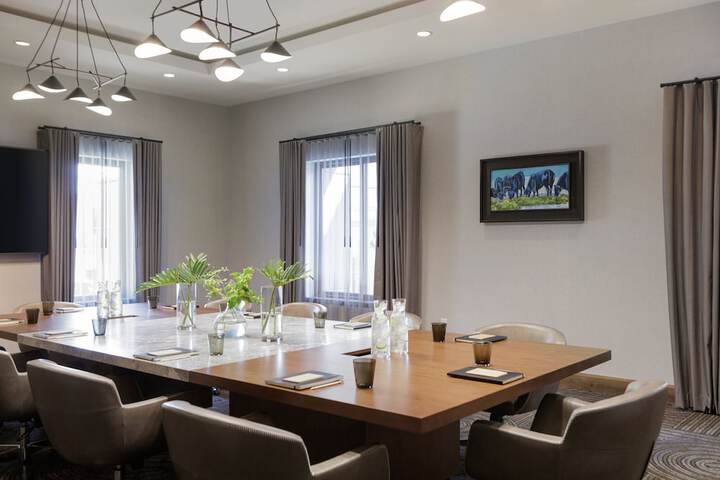 Kimpton Armory Hotel Bozeman by IHG