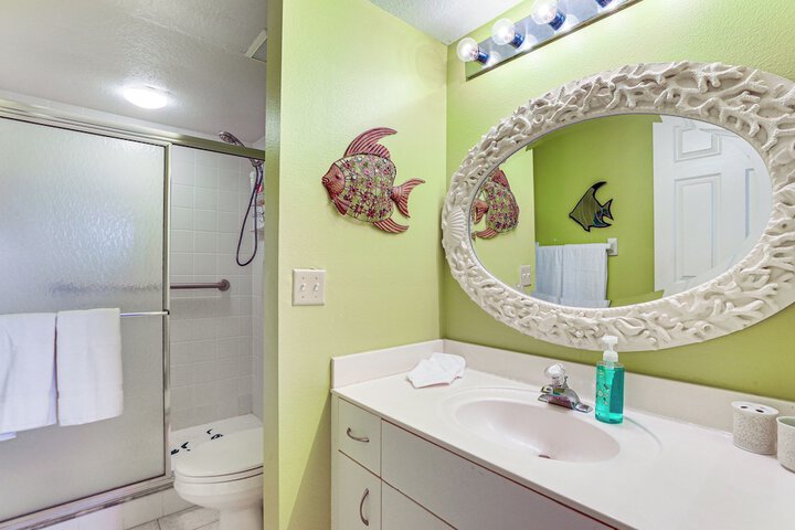 8 Mi to Beach w / Pool Access: Englewood Condo!