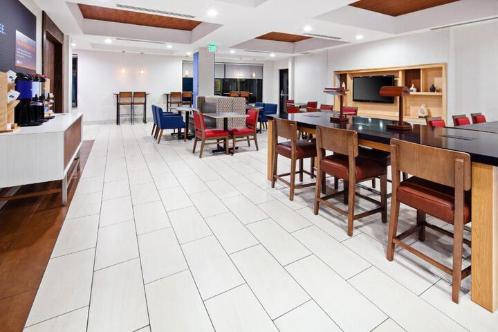 Holiday Inn Express & Suites Clovis-Fresno Area by IHG