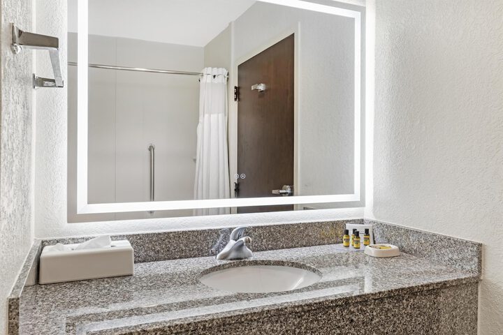 Best Western Plus Chain of Lakes Inn & Suites