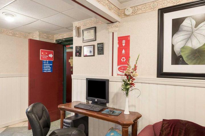 Econo Lodge Inn and Suites