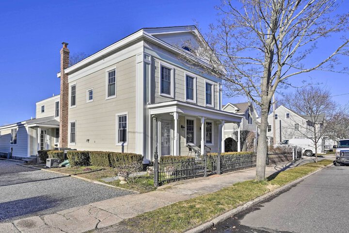 Bright Apartment - 1 / 2 Mi to Greenport Harbor!