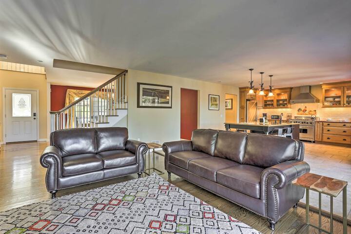 Beautiful Lakefront Retreat w / Deck & Views!