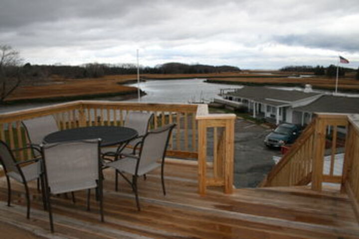 Sheas Riverside Inn & Motel