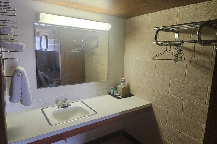 First Inn by OYO Quinter Hwy 70
