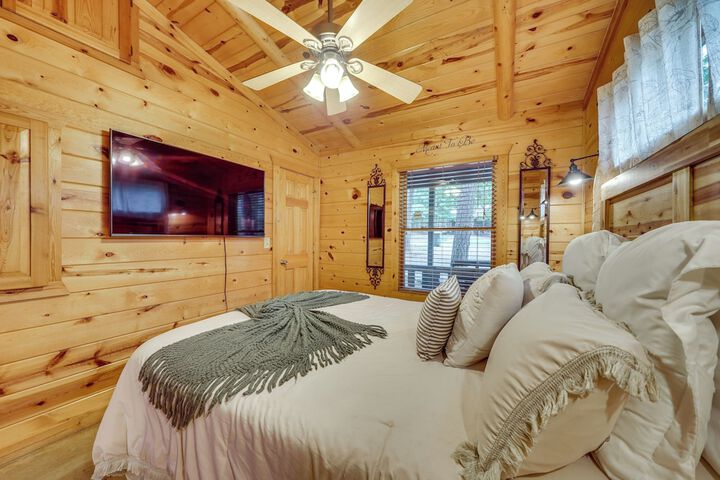 Hot Tub & Deck: Broken Bow azalea House'
