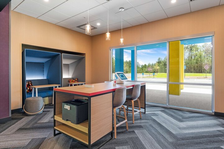 Business Center 63 of 64