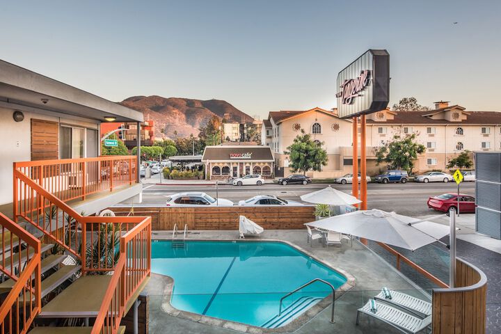 The Tangerine - a Burbank Hotel