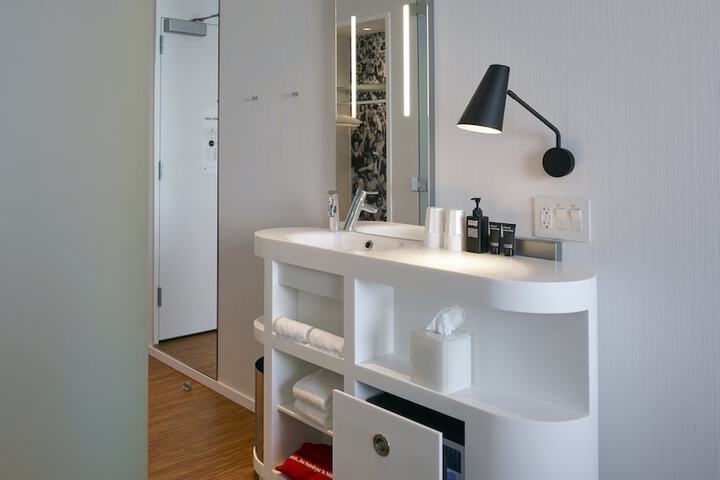 Room 15 of 32