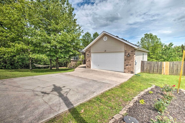 Bella Vista Home w / Yard: Half Mile to Trails!