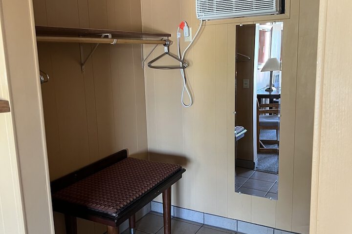 Room 205 of 443