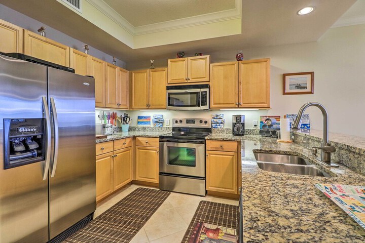 Beachfront Dauphin Island Condo w / 2 Pools & Sauna