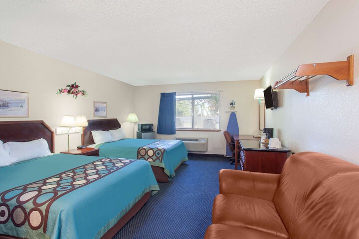 Room 4 of 12