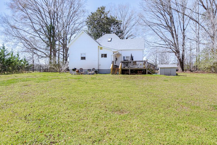 the Farmhouse in Fort Lawn w / Fire Pit & Deck!