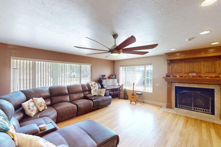 Tacit Shadow Resort Aviator Queen Suite Gym, Coffee Bar, Hot-Tub, Free Laundry, Food Available