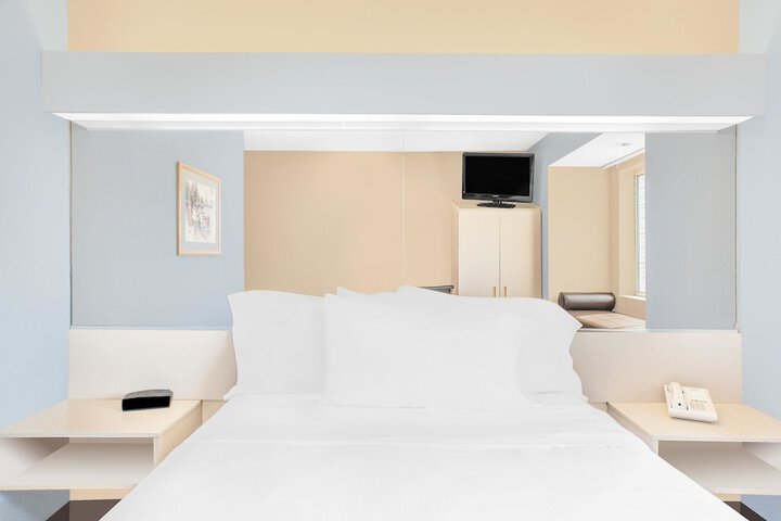 Room 13 of 18
