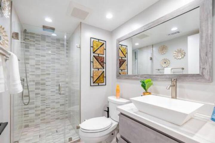 Luxurious 5B4B Home with Pool and View