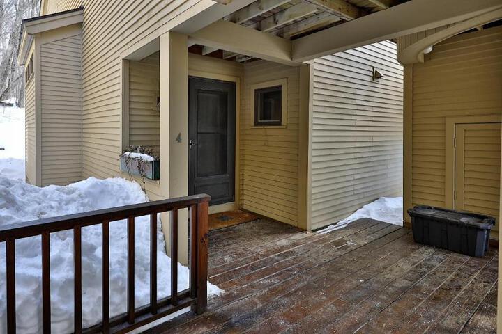 Skiers! Fox Hollow 2BR 2BA Condo Across from Pico, Minutes to Killington condo