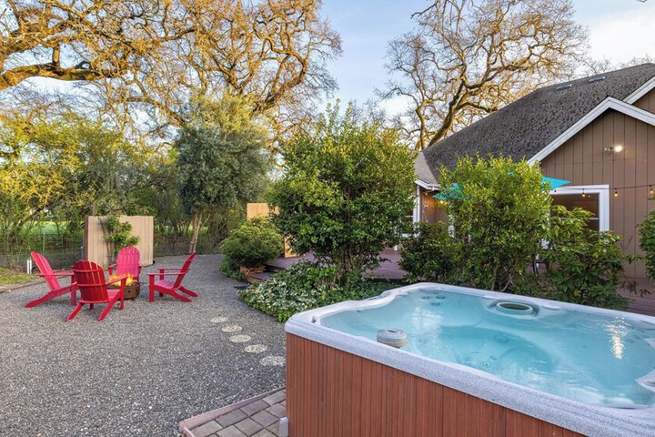 Valley of the Moon by Avantstay Tranquil Escape Large Yard w / Hot Tub & Fire Pit
