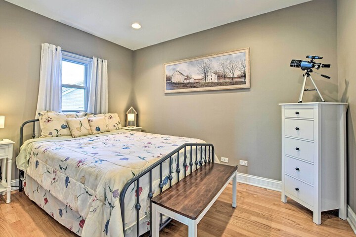 Lakefront Home w / Game Room Theater & Dock!