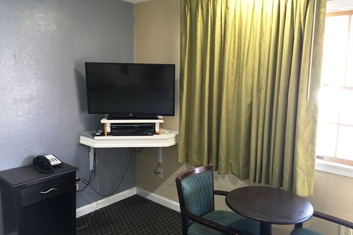 Chisholms Motor Inn