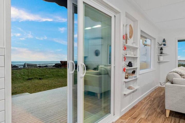 Cozy Coastal Getaway • Panoramic Ocean Views