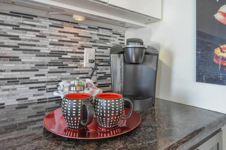 Large eclectic 1 BR above restaurant 15min to PDX