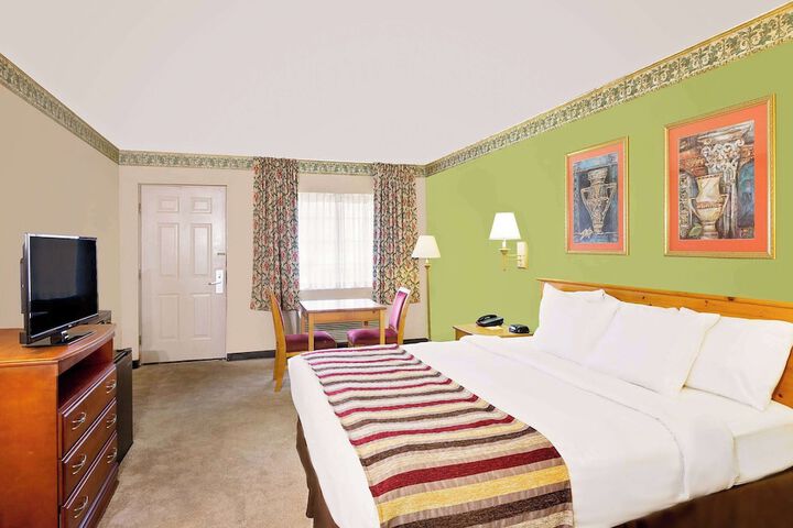 Days Inn & Suites by Wyndham Starkville