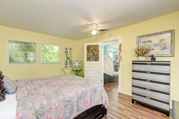 Cottage Haven-one Minute Walk To The Beach-private Yards-keyless Locks