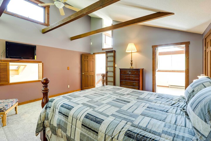 Spacious Woodbury Home w / Pool + Hot Tub!