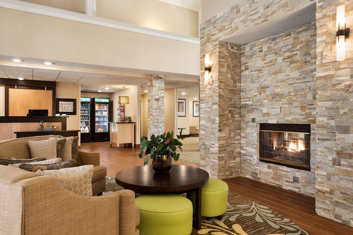 Lounge 20 of 24
