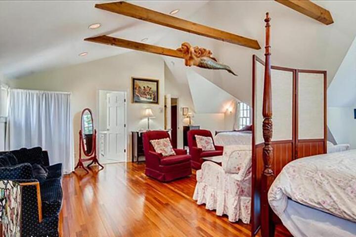 West Tisbury Inn