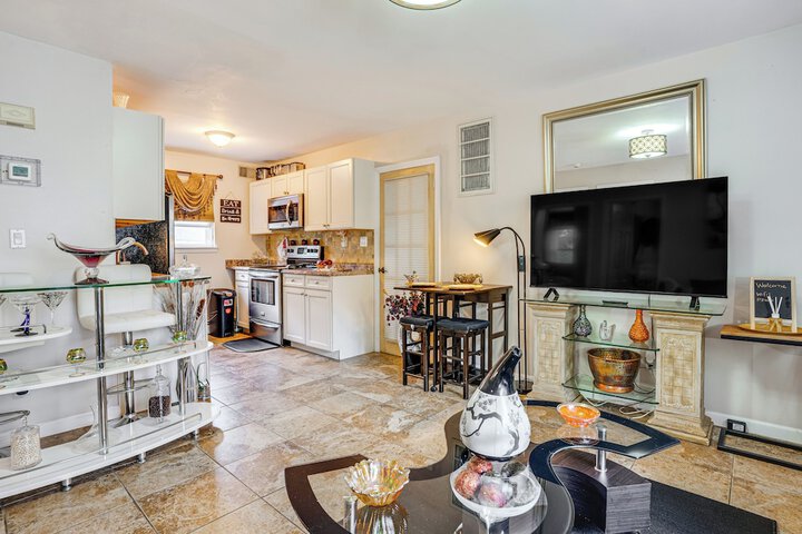 8 Mi to Long Beach: Cozy Apt w / Fenced Yard!