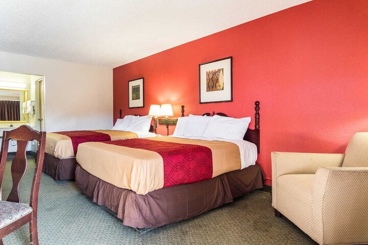 Econo Lodge Inn & Suites Conference Center