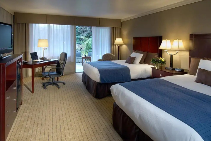 NICHOLS VILLAGE HOTEL AND SPA