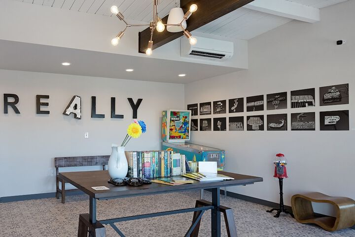 Hotel McCoy Tucson - Art Coffee, Beer, Wine