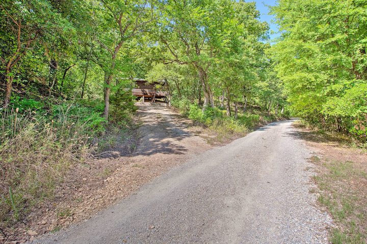 Bright Davis Escape w / Screened-in Porch!