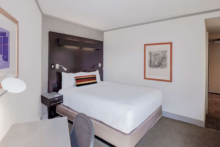 Room 25 of 94